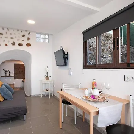 Bisangel House